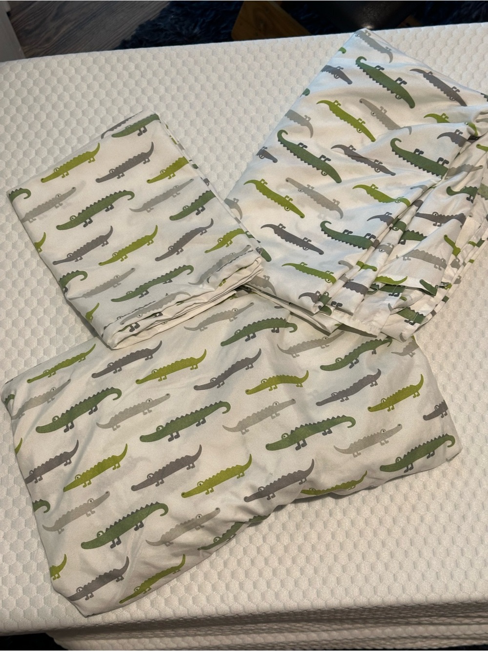 Kids Alligator Print & Star Wars Twin bed Sheet Sets - like new